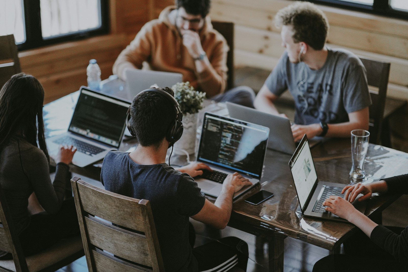 AI-Suche für B2B-Kataloge: RAG, Relevanz & Conversion