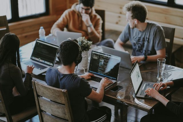 AI-Suche für B2B-Kataloge: RAG, Relevanz & Conversion